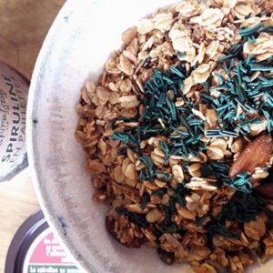Mélange de granola aux flocons d'avoine, amandes et spiruline.