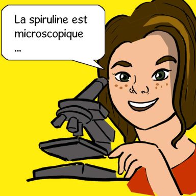 Femme souriante tenant un microscope avec le texte "La spiruline est microscopique".